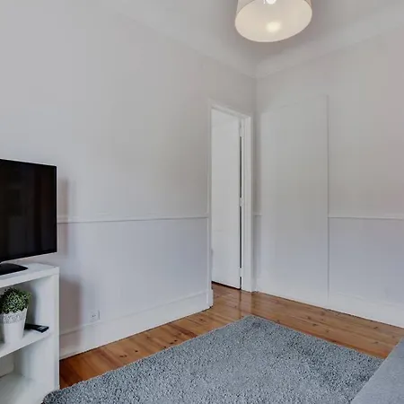 Central 4 Bed Near Sete Rios *