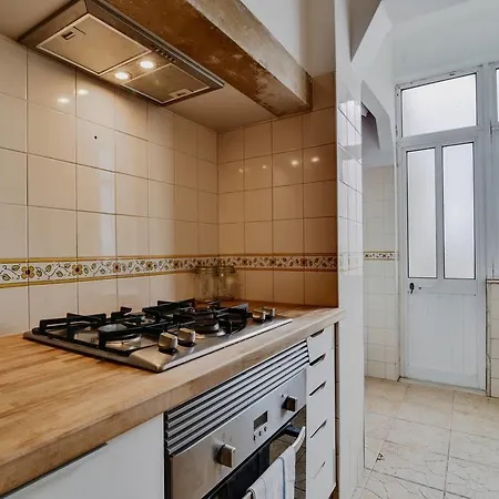 Central 4 Bed Near Sete Rios